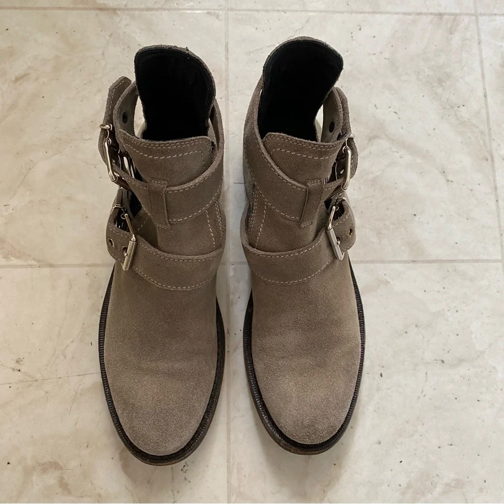 $895 Burberry Made in Italy Grey Suede Cut Out Buckle Moto Ankle Boots Size 6.5 - Picture 5 of 16